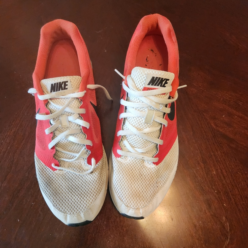 Men's Nike White and Red Zoom Fly Running Shie. Size 12.5. Gently Worn.